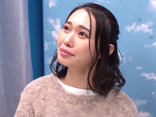 【人妻ナンパ】んふふ‥かなり固いですね♡同じ歳の旦那と結婚し妊活中だと言う清楚系美熟女がマジックミラー号で着衣マッサージされる