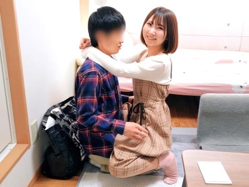 【素人ナンパ】もっこりパンツ下ろし勃起したイチモツを間近で見たロリ美少女が自分でパンツずらしハメ挿入しベッドで着衣騎乗位