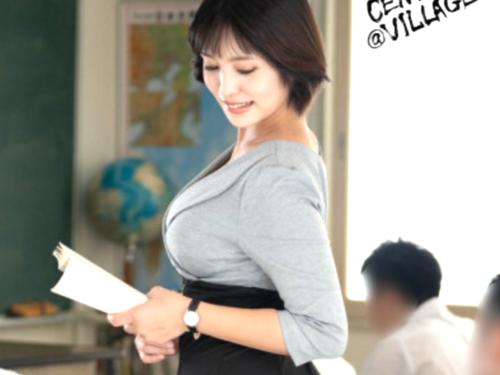 【女教師】フェラ抜きし口内射精された美熟女デカ尻おばさん　性欲抑えられず学校内の教室で教え子に黒パンスト履いたまま足コキ