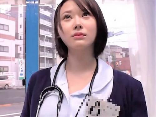 【素人ナンパ】傘を指していた美女看護師が声かけてきた男に連れられMM号へ　アナルに指突っ込まれたり潮吹きお漏らしし半泣き