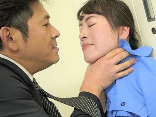 【レイプ】日曜日のオフィスに潜入し仕事中の惚れた美熟女おばさんに力ずくでキスやパンスト破り中出し強姦SEXするヤバいやつ