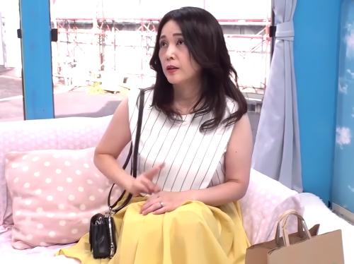 【人妻ナンパ】黄色のスカートを靡かせ颯爽と歩いていた清楚系美熟女をMM号に連れ込み既婚おばさんにフェラさせ中出しする企画