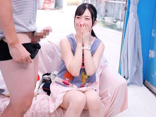 【素人ナンパ】マジックミラー号で対面した初対面男を童貞だと信じた美人お姉さんが下着脱いで裸エプロン姿でフェラ手コキした