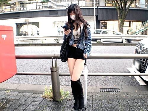 【素人】巨乳おっぱい谷間見せへそ出しショートパンツ姿の露出度高め洋服で待ち合わせ場所に居たスレンダー美女がHな撮影に挑戦