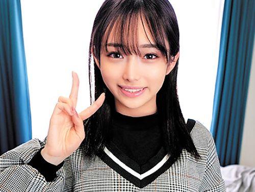 【素人ナンパ】一人暮らしの自宅に童貞を招き入れ筆おろしする清楚系の美少女‥手コキしただけでミニスカに精子ぶっかけられる