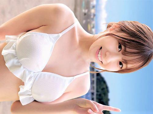 【素人ナンパ】オイルをかけられ水着越しに乳首責めや素股されるスレンダー美人…徐々に興奮してきた水着ギャルがフェラ手コキ