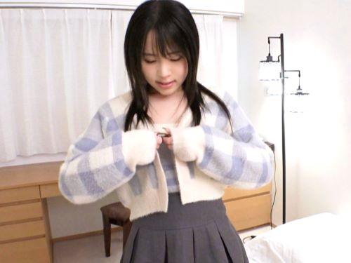 【素人】見た目は童顔でも中身は変態ちゃんこと色白なZ世代スレンダー美少女が両手で手コキりカメラ目線でフェラ