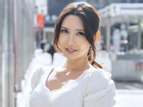 【人妻】フェロモン溢れる美熟女が手首拘束されパンスト脱がされ電マ責め・・巨尻おばさんマンコから溢れる大量お漏らし羞恥悶絶