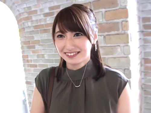 【素人】んふふ‥恥ずかしいww大人の雰囲気漂う現役CA美人と遊園地デートの後は高層ホテルでベロチューしたり騎乗位SEX