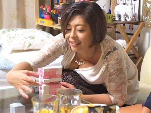 【人妻ナンパ】デートは2泊３日？日帰り!?イケメンの部屋に連れ込まれた性欲旺盛な四十路おっぱい美熟女がデカ尻ボディで不倫