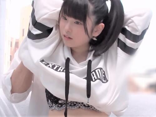 【素人ナンパ】脱いだら美巨乳BODYの猫背ロリ娘が立ちバックで✗✗MM号でおっぱい乳首責めされベロチューさせられる美少女