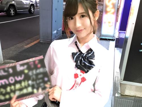 【素人ナンパ】ベッドで横たわる男に乳首責め乳首舐めのW責めする美人JDがイチモツ咥え間近でフェラ顔撮られ恥ずかしがる
