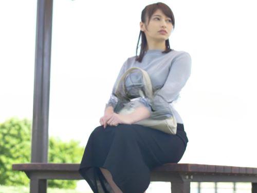 【人妻】男優のエロテクにとろけ顔になる清楚系奥さんがクンニされたパイパンまんこに媚薬を垂らされ感度増し目隠しテープ拘束
