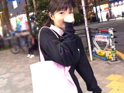 【素人ナンパ】18歳に絶対見えない合法ロリ美少女をフィギアと引き換えにホテル誘い染みついたパンツ脱がしイラマチオさせる男