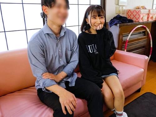 【素人ナンパ】パンツの中に大人の玩具いれて彼氏の横に座るロリ美少女がAV男優とベロチューキスし興奮してしまい中出し決定