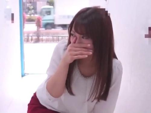 【人妻ナンパ】MM号で手コキし不意打ちに精子をスカートにぶっかけ射精されたアラサー奥さんが夫チン当て企画に挑戦してみた