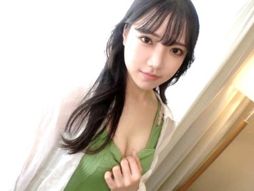 【素人ナンパ】ジーンズ破れているスレンダーお姉さんにホテルで話を聞くいてみた‥美ケツ触られパイパンまんこ見られた美人が‥