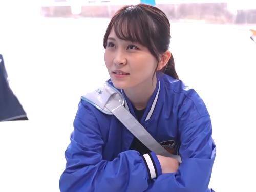 【素人ナンパ】雨の中声かけてきた男を怪しみつつもMM号に乗るスレンダー美少女が賞金目指してずらしハメ騎乗位と同時に手コキ