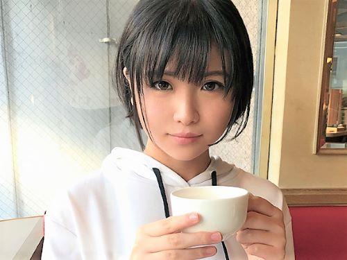 【パパ活】恥ずかしい♥脱いだら美巨乳だったロリフェイス美少女!四つん這いになった清楚系ショートカット娘の美尻触るスケベ男