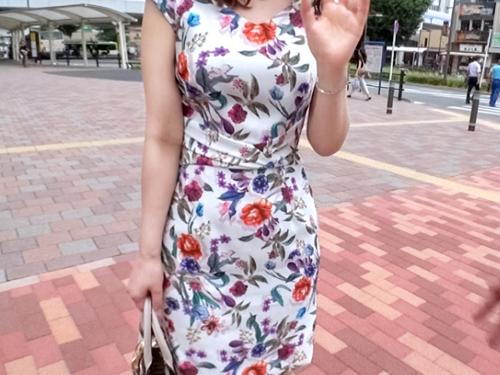 【人妻ナンパ】料理上手な欲求不満スレンダー美人奥さんが広すぎるリビングダイニングキッチンで他人棒に突かれ大胆SEX不倫