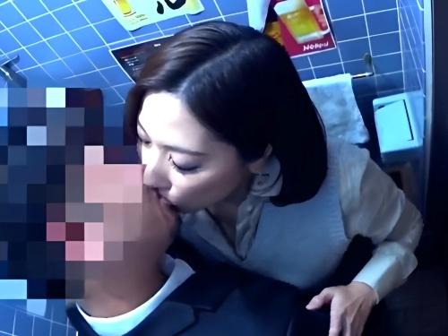 【人妻ナンパ】ウソっ‥おかしいよ‥意味わかんない//トイレで乳首責めベロチューキスされた美熟女が乱れた洋服直しお持ち帰りされた