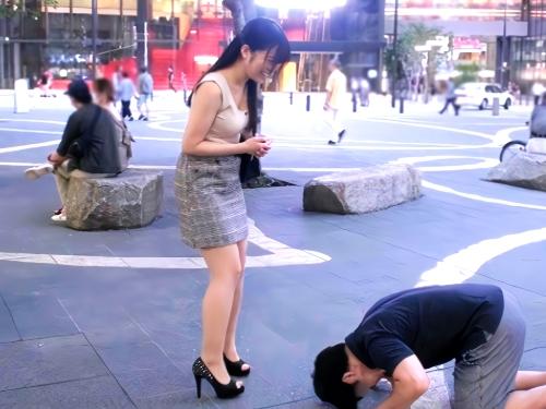 【素人ナンパ】土下座男の引き締まった肉体に興味を示す巨乳JDベロチューキスでエロ墜ちしドア前で乳首責め手マンされ濃厚羞恥