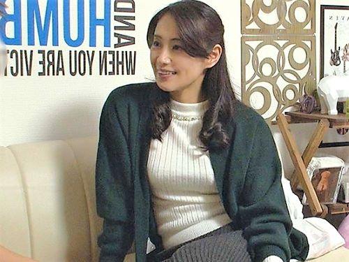 【人妻ナンパ】初対面まんこに中出しする男とトイレ盗撮される清楚系おばさん…足も感じると言う美熟女の黒パンスト脱がしSEX