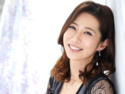 【デビュー作品】ペニス大好き清楚系美熟女がAVデビュー‥尻穴見せてくるスケベ奥様が笑顔でフェラ手コキし男優に抱かれる