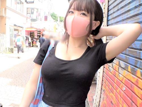 【素人ナンパ】自撮り棒持ってたショーパンJDのおまんこガン開きし舐めまくるナンパ師…半泣きになりながら手マンされる巨乳娘
