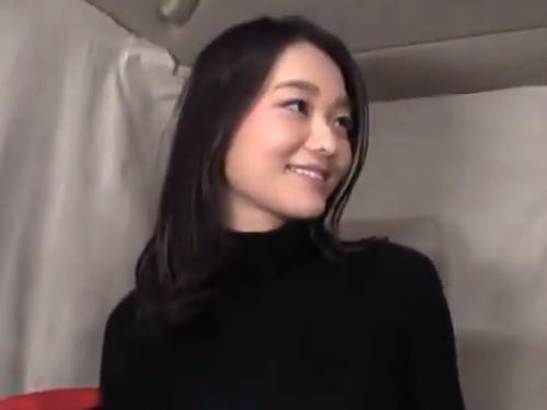 【素人ナンパ】挿れた事ないです‥ちょっと待って!!黒パンスト片足半脱ぎ状態でバイブぶっ挿された清楚系美熟女がセルフ潮吹き