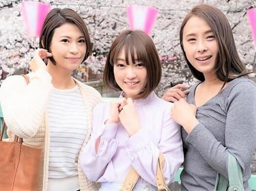 【人妻ナンパ】男好きで巨根をフェラ手コキするスケベ美人がパンスト下ろされクンニされてる所にMM号の外で待ってた友達も乱入
