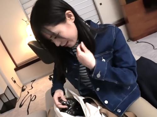 【人妻】はい‥既婚者です‥奥さんです///車内で電マオナニーする程実はスケベなスーパーで品出しをしている三十路パート美人