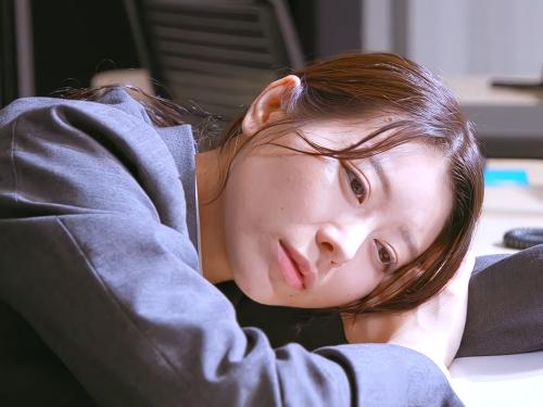 【人妻】家に帰りたくなくて‥終電が無くなっちゃいました!!会社を裏切った部下を許す代わりに部下の嫁と愛人契約した社長