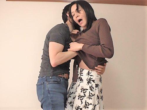 【盗撮】シングル親父に優しくしたら強引にキスされたスレンダー美熟女…黒パンスト脱がされデカ尻おばさんがNOと言えずフェラ