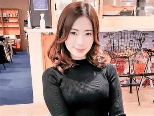 【人妻ナンパ】下着見せるだけ言われ同意したら色白おっぱいワキをペロペロされた美熟女おばさんが黒パンストTバック脱がされ‥