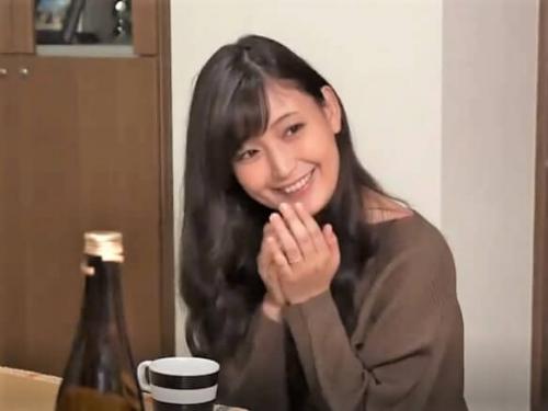 【人妻NTR】夫が泥酔した側でバツイチになった同級生にコタツで群れた美熟女マンコ触られ声を押し殺しベロチューキスする奥様