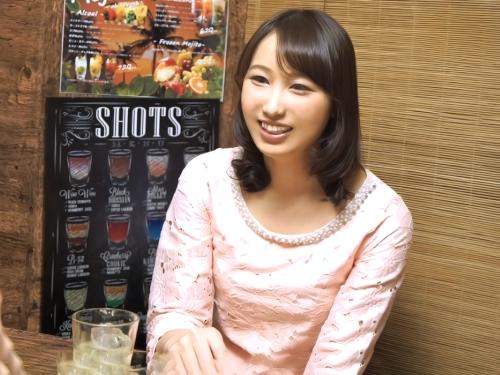 【人妻ナンパ】後ろ髪引かれつつも相席居酒屋で出会った男の家に入る美熟女おばさんが三十路まんこ触られてベロチューキスした