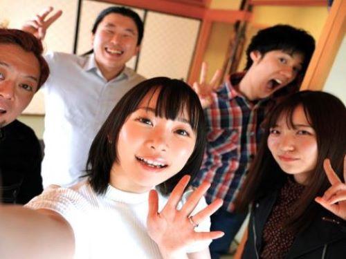 【人妻NTR】社員旅行に出かけた物静か美人の裏の顔!全裸の奥さんが同僚のイチモツをトイレでぶっ挿され立ちバックHしていた