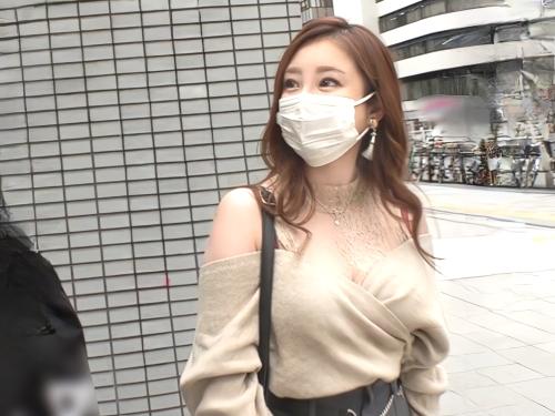 【人妻】これはヤバくないww早速!?露出度高めの私服姿で待ち合わせ場所に来た笑顔が可愛い三十路スレンダー奥さんが騎乗位