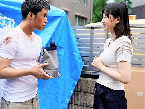 【人妻】元CMタレントの初NTR作品!!ホームレスになった元同僚と再会した清楚系奥さんがブルーシートの中でクンニ＆手コキる
