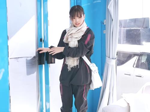 【素人ナンパ】ハキハキ受け答える美人JDお姉さんが膣内洗浄されたアスリートまんこを手マンされてしまうinマジックミラー号
