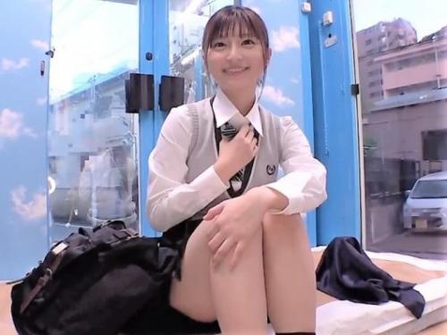 【素人ナンパ】潮吹きお漏らしでびっちょり濡れた美尻にオイルぶっかけられたロリ美少女がMM号でディルド企画に参加しフェラ