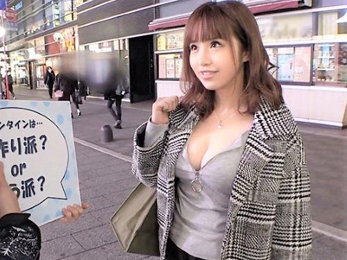 【素人ナンパ】寒い中でも生足で頑張るおしゃれ美脚ギャルに乳首責めショートパンツ脱がし手マンしたら興奮した美女が手コキ