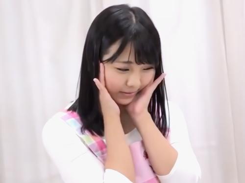 【素人ナンパ】童貞おじさんに生パイ乳首舐め手マンされたロリフェイス美少女が騎乗位SEXしたら勢い余り中出しされてしまう