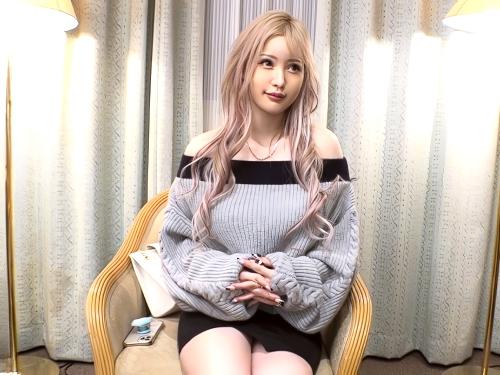 【素人】爆乳×デカ尻×極エロ白ギャルに生チン挿入!!Tバックずらしハメで感度あがったスケベまんこを手マンされ潮吹きした女