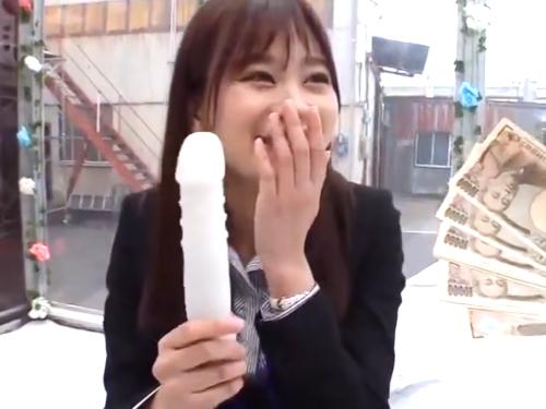 【素人ナンパ】パンツ見えちゃったりしてないですか!?マジックミラー号で羞恥ポーズ撮影される清楚系スレンダーOLお姉さん