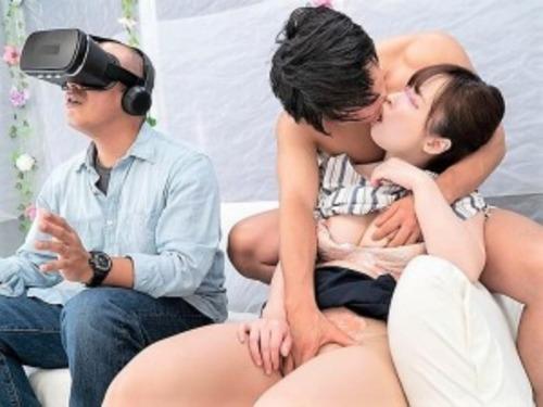 【人妻ナンパ】VRを見ている夫の横で大胆に寝取られる美人奥さん!MM号で中出しされる清楚な巨乳おっぱい美熟女【NTR不倫】