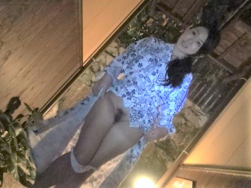 【不倫旅行】酔った勢いでパンツを脱ぎノーパン状態でご飯食べる美熟女…美人過ぎる浴衣美女が大人の玩具で刺激され興奮最高潮