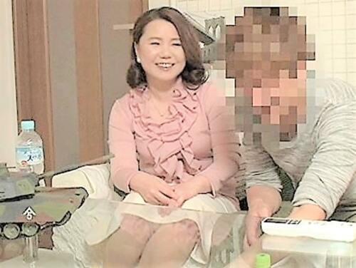【人妻ナンパ】手を握られ乙女堕ちしてしまった美熟女デカ尻おばさんがおっぱい吸われ年甲斐もなく興奮しベッドで中出しされた