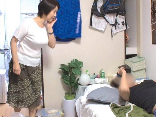 【おばさんレンタル】えーそんな‥困る!!30分で仕事を終え帰宅するはずが発情センズリ男に乳首責め中出しされてしまう美熟女